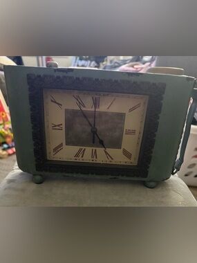 Vintage-Style Rectangular Mantel Clock in Sage Green T22